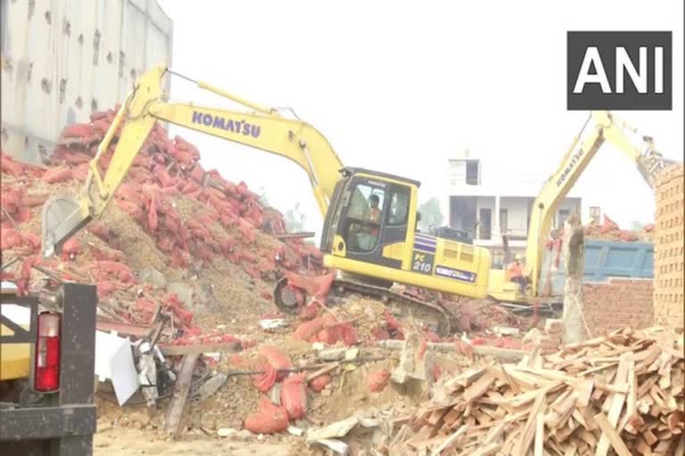 potato cold storage roof collapses  Sambhal godown collapses  national news  malayalm news  potato cold storage factory accident  ഉരുളക്കിഴങ്ങ് സംഭരണ കേന്ദ്രത്തിൽ അപകടം  ദേശായ വാർത്തകൾ  മലയാളം വാർത്തകൾ  സംഭരണ കേന്ദ്രത്തിന്‍റെ മേൽക്കൂര തകർന്നു  കെട്ടിടത്തിന്‍റെ മേൽക്കൂര തകർന്ന് മരണം  സാംബാൽ  സാംബാൽ കെട്ടിടാപകടം  ദുരന്തനിവാരണ സേന  മേൽക്കൂര തകർന്നു