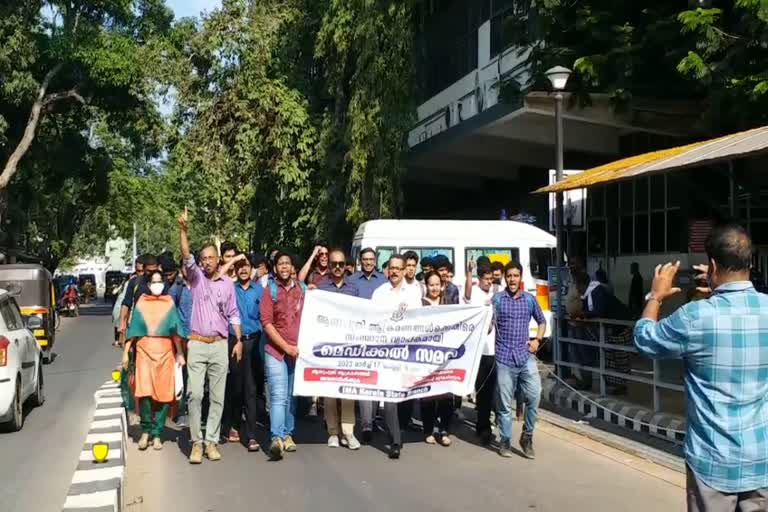 ഡോക്‌ടര്‍മാരുടെ പ്രതിഷേധം  Doctors strike in kerala  ഡോക്‌ടര്‍മാരുടെ സമരം  ആശുപത്രി  നട്ടം തിരിഞ്ഞ് രോഗികള്‍  ഡോക്‌ടര്‍മാര്‍ നടത്തുന്ന സമരം ശക്തം  ഇന്ത്യന്‍ മെഡിക്കല്‍ അസോസിയേഷന്‍  ഐഎംഎ  തിരുവനന്തപുരം വാര്‍ത്തകള്‍  തിരുവനന്തപുരം ജില്ല വാര്‍ത്തകള്‍  തിരുവനന്തപുരം പുതിയ വാര്‍ത്തകള്‍  kerala news updates  latest news in updates