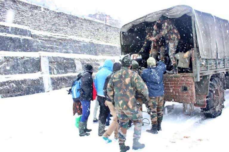 Indian Army rescues 1000 tourists after heavy snowfall in Sikkim