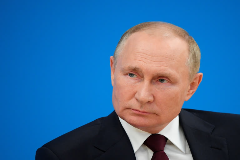 International court issues war crimes warrant for Putin