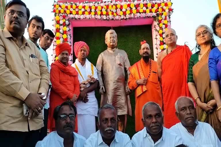 bronze-statue-of-minister-mb-patil-installed-by-villagers-in-vijaypur