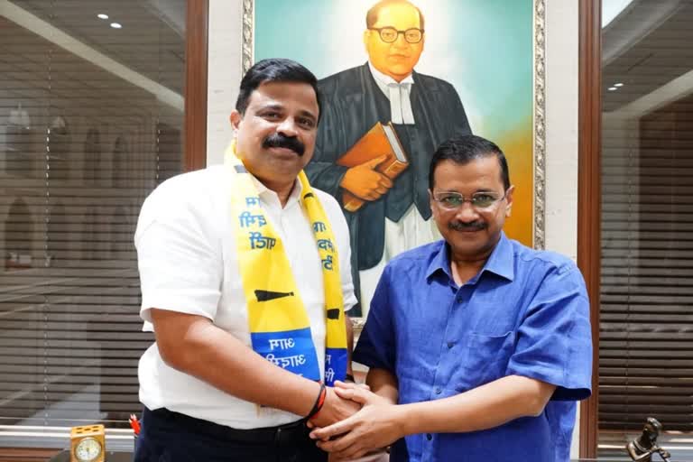 keralas V Gopakumar joined AAP new delhi  keralas V Gopakumar joined AAP  AAP new delhi  വി ഗോപകുമാര്‍ എഎപിയില്‍  ഷാള്‍ അണിയിച്ച് സ്വീകരിച്ച് കെജ്‌രിവാള്‍