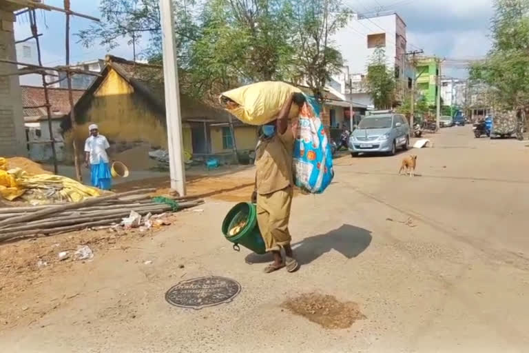 Kanchipuram Corporation sanitation workers have to carry garbage on their heads