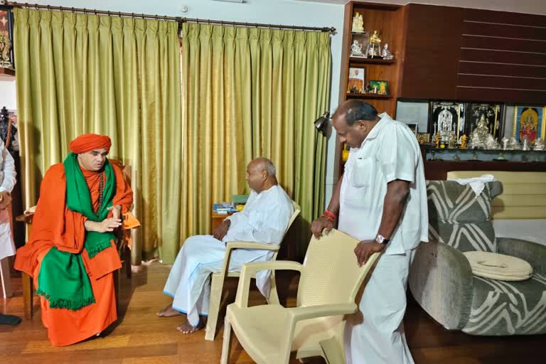 Basava Jay Mruthyunjaya Swamiji meets HD Devegowda