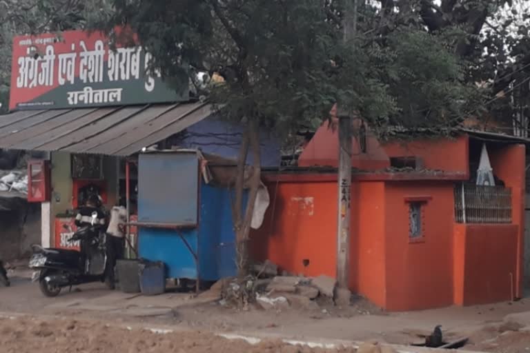 Jabalpur Liquor shop next to temple