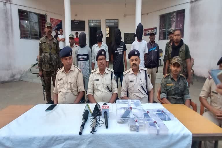 http://10.10.50.75//jharkhand/18-March-2023/jh-sim-01-four-apradhi-arrested-by-police-photo-byte-jh10018_18032023105359_1803f_1679117039_866.jpg
