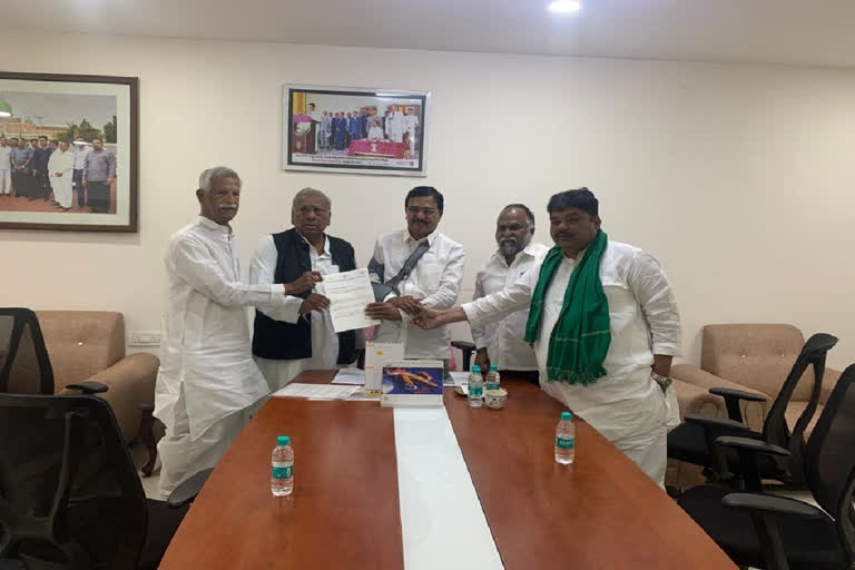 Congress leaders meet to Niranjan Reddy