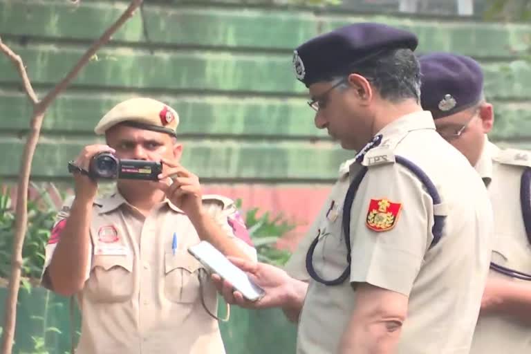 Delhi police at Rahul Gandhi residence