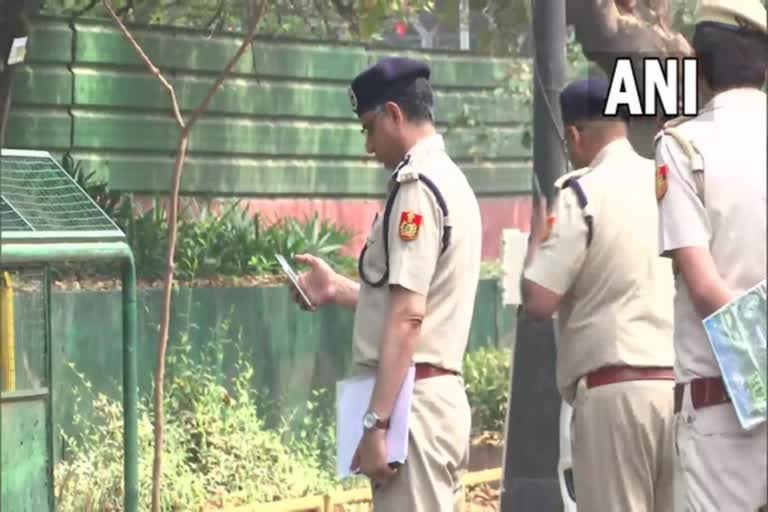 Cops arrive at Rahul Gandhis residence  Delhi police at Rahul Gandhi residence  Delhi police wants sexual assault victims info  details of victims mentioned in speech  Delhi police at Rahul Gandhi s residence  Delhi police  Rahul Gandhi  ഡല്‍ഹി പൊലീസ് രാഹുല്‍ ഗാന്ധിയുടെ വസതിയില്‍  ഡല്‍ഹി പൊലീസ്  രാഹുല്‍ ഗാന്ധി  ബിജെപി  സാഗര്‍ പ്രീത് ഹൂഡ