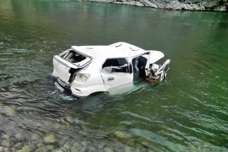 Car fell into river and four died