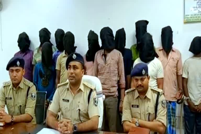 नवादा में पुलिस की छापेमारी में 83 अपराधी गिरफ्तार