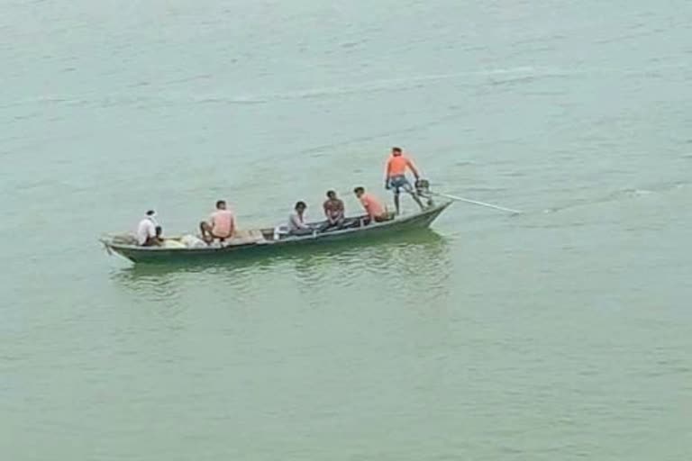 गंगा नदी में नाव डूबा