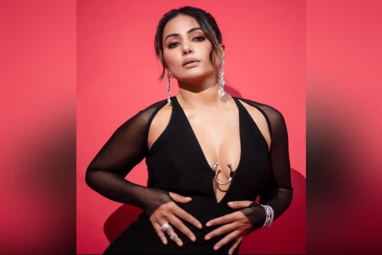 হিন্দি টেলিভিশনের অন্যতম সফল অভিনেত্রী হিনা খান ৷ ফের একবার বোল্ডলুকের ছবি শেয়ার করে সোশাল মিডিয়ায় সকলের
নজর কাড়লেন ৷