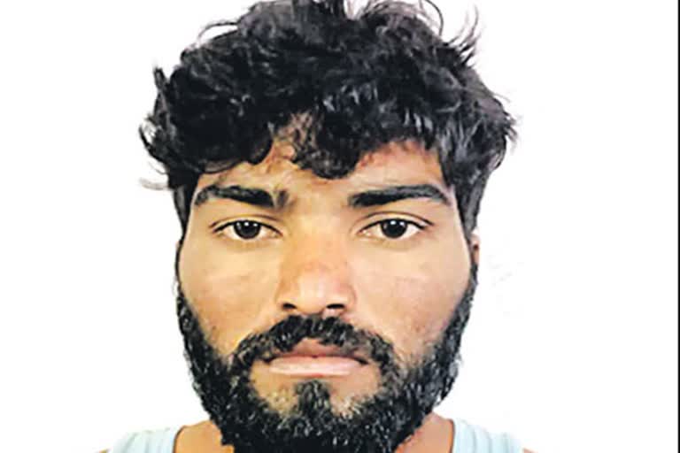 Truck driver swims to evade arrest  Truck driver swims to evade  swims to evade arrest after accident  Nellore  Andhra Pradesh  വാഹനാപകടത്തെ തുടര്‍ന്ന്  പൊലീസ് പിന്തുടര്‍ന്നതോടെ കനാലിലേക്ക് ചാടി  കനാലിലേക്ക് ചാടി  രക്ഷപ്പെടാന്‍ ശ്രമിച്ച് ട്രക്ക് ഡ്രൈവര്‍  ട്രക്ക് ഡ്രൈവര്‍  ഒടുവില്‍ പിടിയില്‍  നെല്ലൂര്‍  ആന്ധ്രാപ്രദേശ്  അപകടം  ചല്ല കൃഷ്‌ണ  കൃഷ്‌ണ  പൊലീസ്