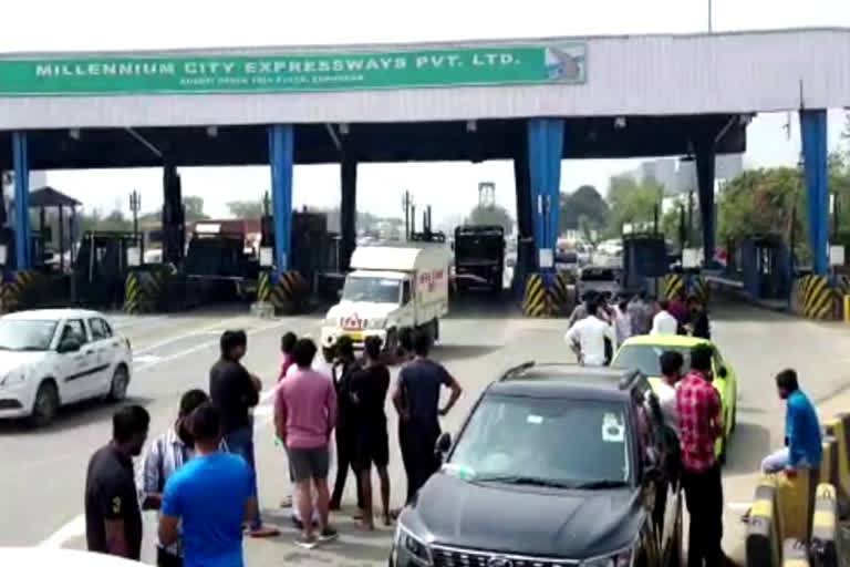 toll workers beat up DU student at Kherkidaula toll