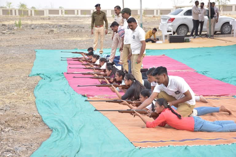 Rifle shooting : બોટાદ પોલીસનું મહિલા સુરક્ષા માટે નવતર કદમ, બંદૂક ચલાવતાં શીખવ્યું