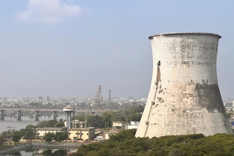 85 meter cooling tower Demolished in the blink of an eye