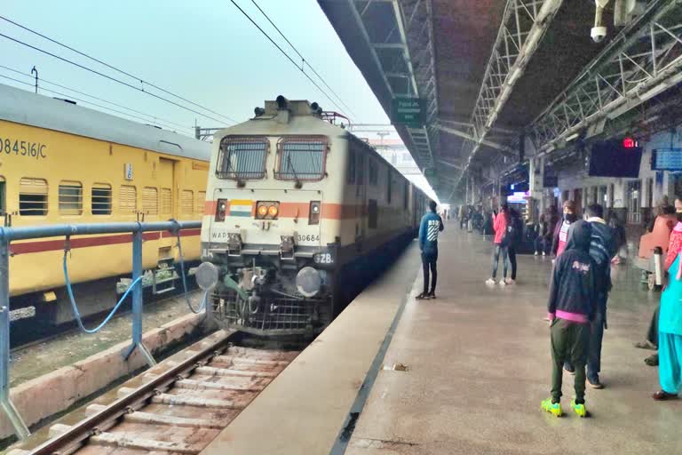 Enter here.. Male passengers traveling in ladies compartment