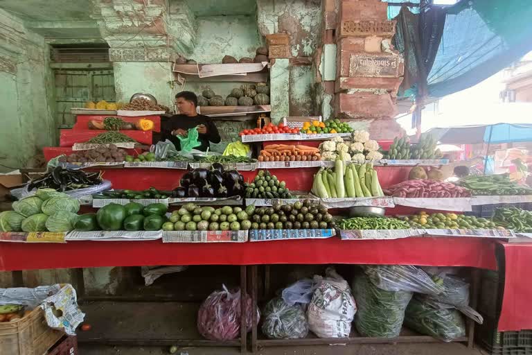 Prices Vegetables: ભુજની બજારમાં શાકભાજીના ભાવોમાં વધારો, મધ્યમ વર્ગનું બજેટ ખોરવાયું