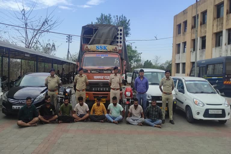 Navsari News: ફિલ્મી સ્ટાઇલમાં પોલીસ બુટલેગરો ઉપર ત્રાટકી