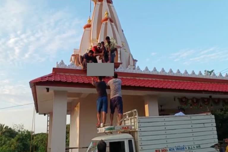 Navsari Accident: નવસારીમાં મંદિરની સફાઈ કરતા મજૂર પહોંચ્યો ભગવાન પાસે, વીજ તારને અડી જતાં થયું મોત