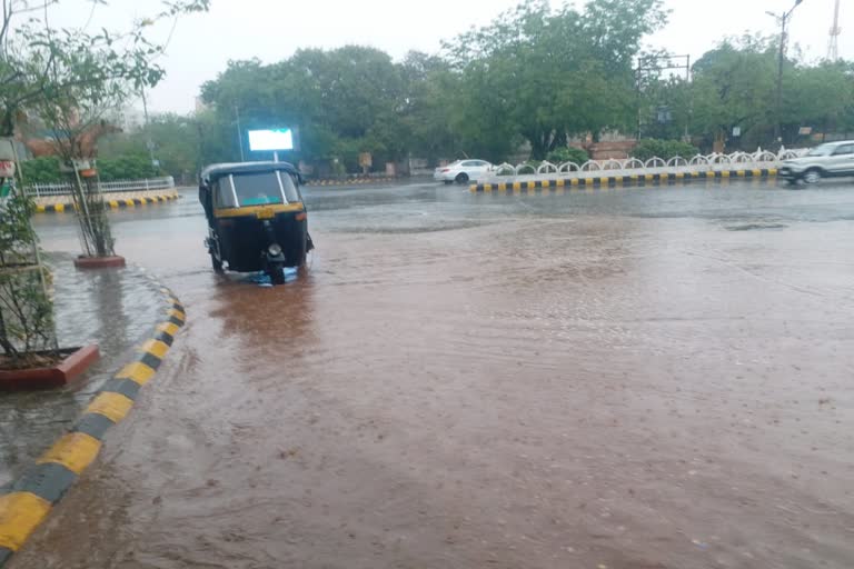 Unseasonal Rain: ભરઉનાળે રાજકોટના રસ્તા થયા પાણીપાણી, એક કલાકમાં સવા ઈંચ વરસાદ