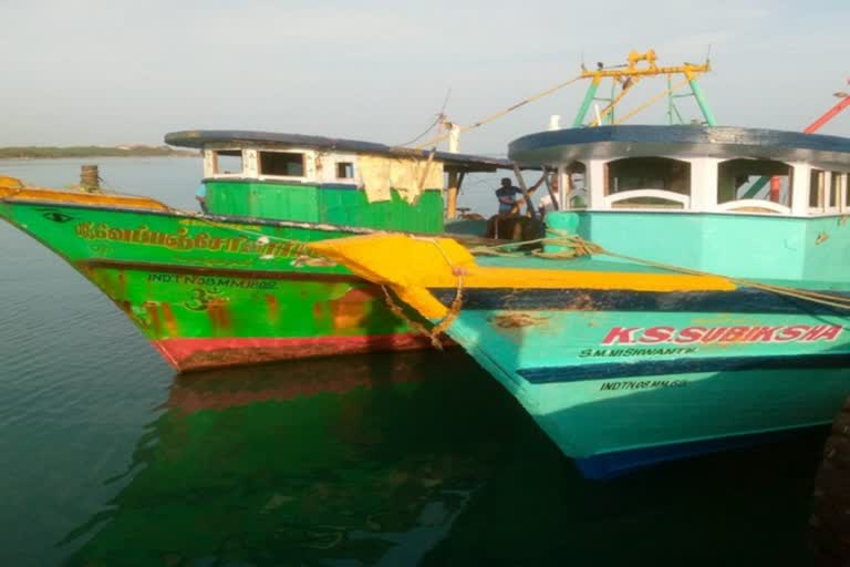 ശ്രീലങ്കൻ നാവികസേന  പിടികൂടി  12 മത്സ്യത്തൊഴിലാളികൾ  രാജ്യാതിർത്തി  Sri Lankan Navy  Tamil Nadu fishermen  Sri Lankan Navy