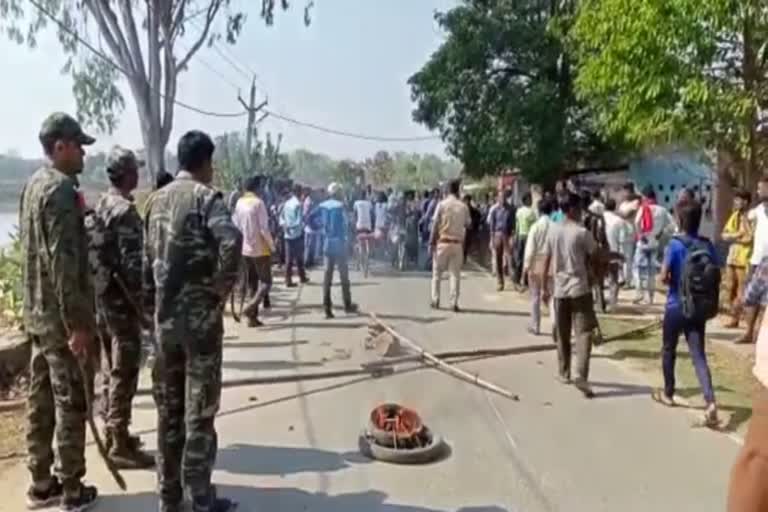 people blocked road due to kidnapping of girl in bokaro