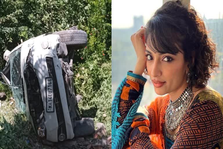 सोमवार को कुल्लू के सिधवा में एक फॉर्च्यूनर कार अनियंत्रित होकर 50 फीट गहरी खाई में गिर गई. हादसे में वैभवी उपाध्याय नाम की महिला की मौके पर ही मौत हो गई.