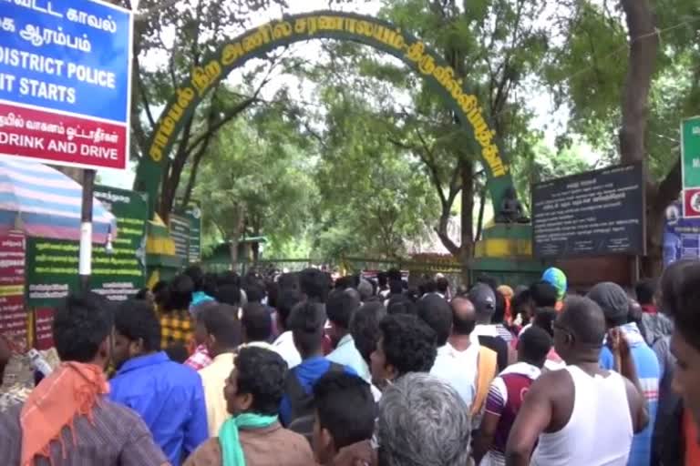 sathuragiri temple festival  devotees blocked due to heavy rain  சதுரகிரி கோயிலுக்கு செல்ல வனத்துறை தடை