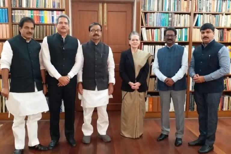 Sena four MPs meet Sonia Gandhi