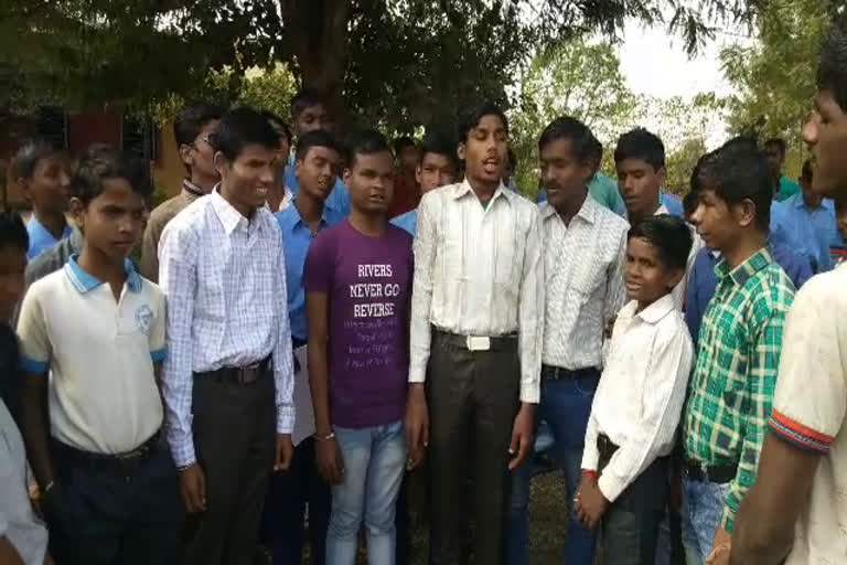 students-on-strike-due-to-school-irregularities-in-jabalpur