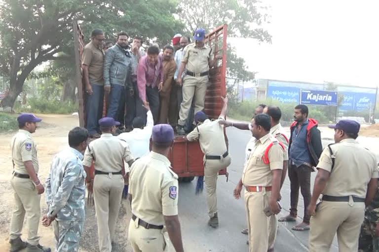 వినతి పత్రాలు అందజేసేందుకు వచ్చిన కార్మికుల అరెస్ట్