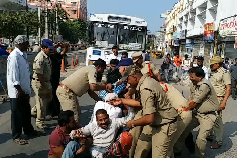 కార్మికులను వెంబడించి పట్టుకున్న పోలీసులు