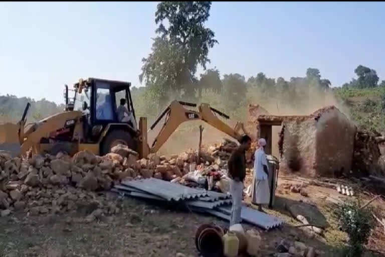 Revenue department team removed encroachment houses in Panna