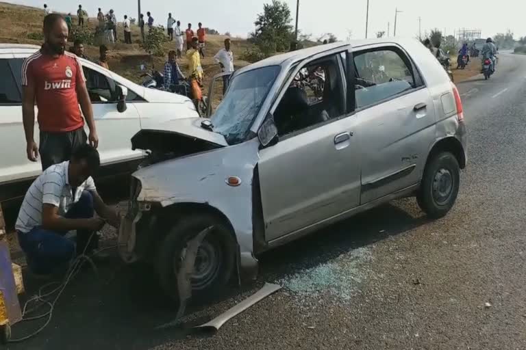 6 people injured in a car-bus collision on the highway