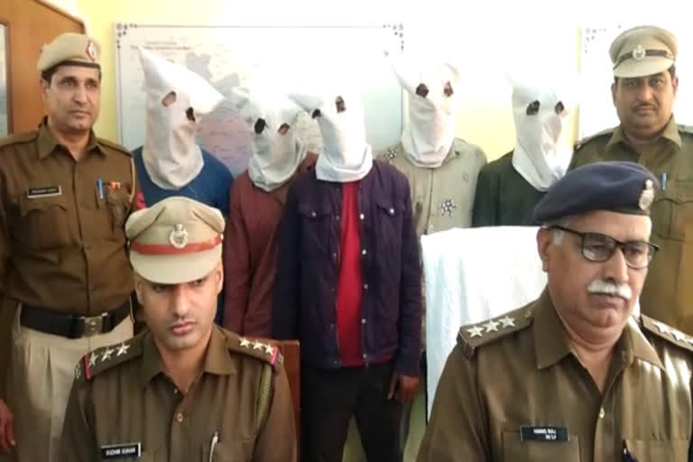 rewari police arrested 5 crooks