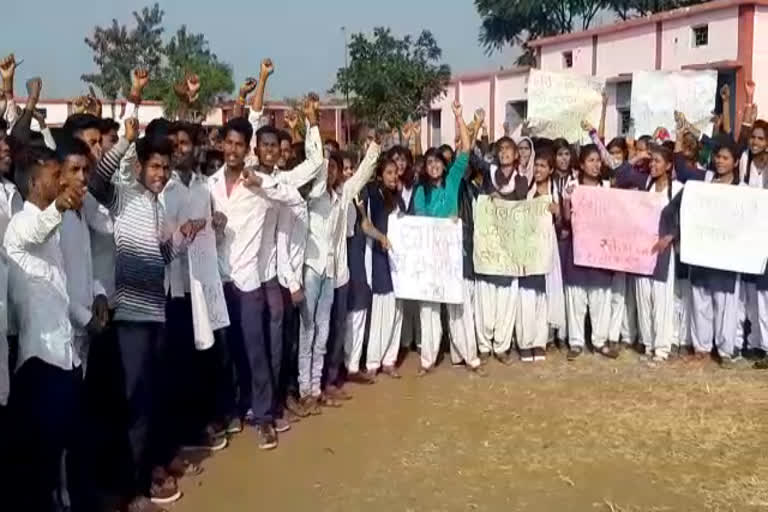 Students and villagers create ruckus in Dewas