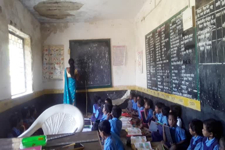 Bad Condition of primary school building in Janjgir Champa