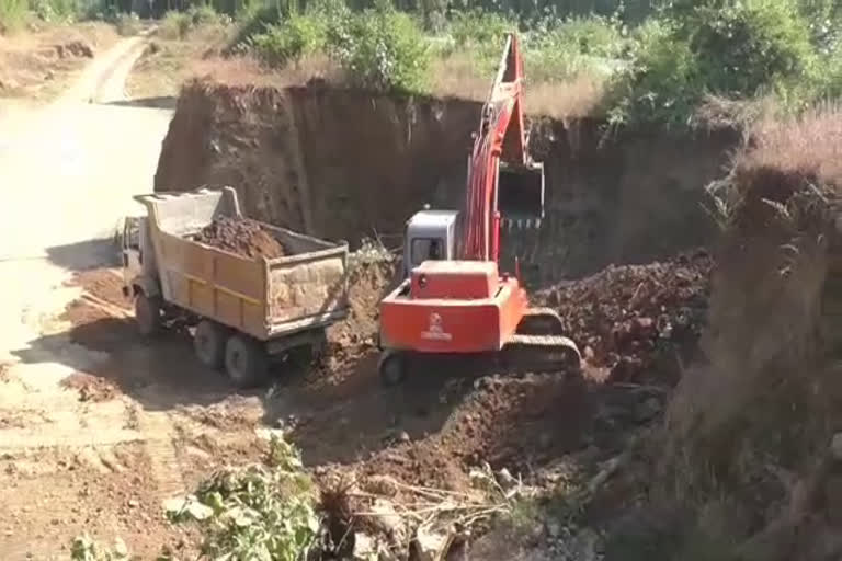 road-construction-company-is-doing-illegal-excavation-in-mandla