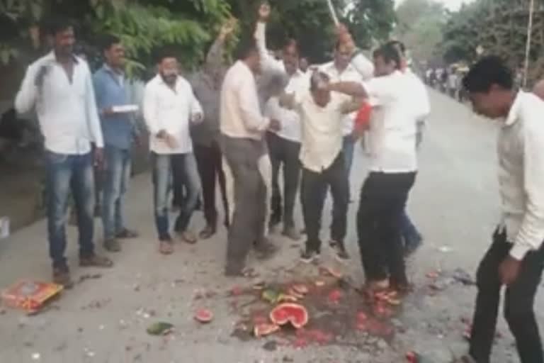 after-the-chief-ministers-resignation-shiv-sena-celebration-in-akola