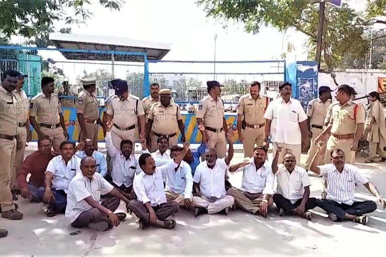 tsrtc_employees_strike_at_wanaparthy