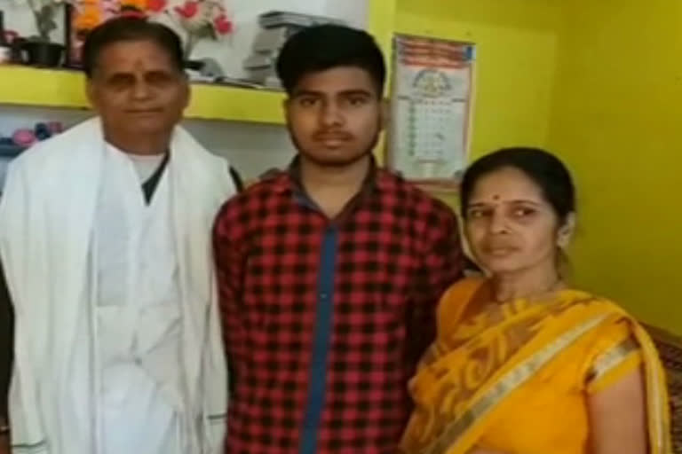 young-man-who-had-gone-missing-two-days-ago-came-back-home-in-tikamgarh