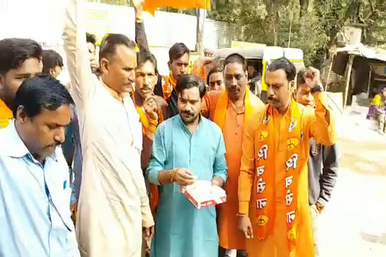 bhopal-shiv-sainiks-celebration-after-announcement-of-uddhav-thackeray-becoming-cm