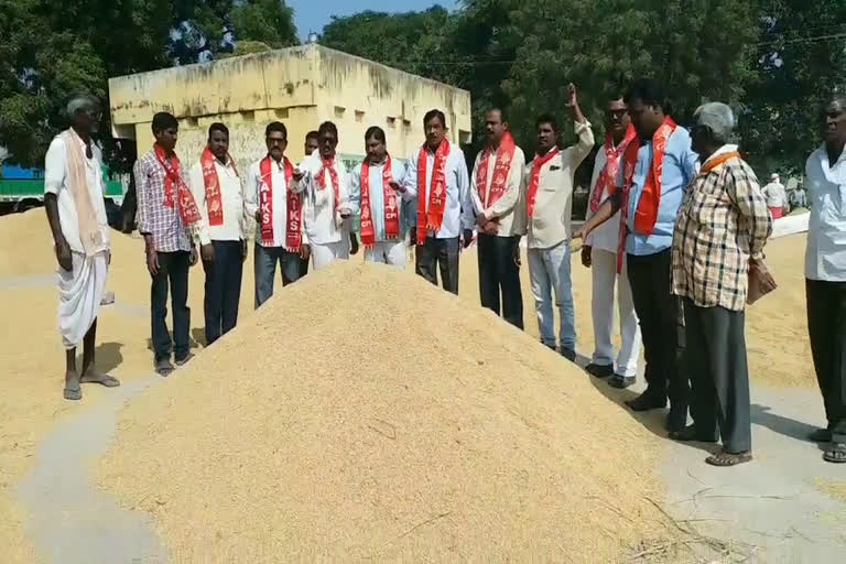 cpi leaders protest in karimnagar agricultural market