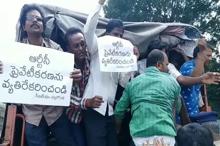 rtc-workers-protest-at-nalgonda-collectrate