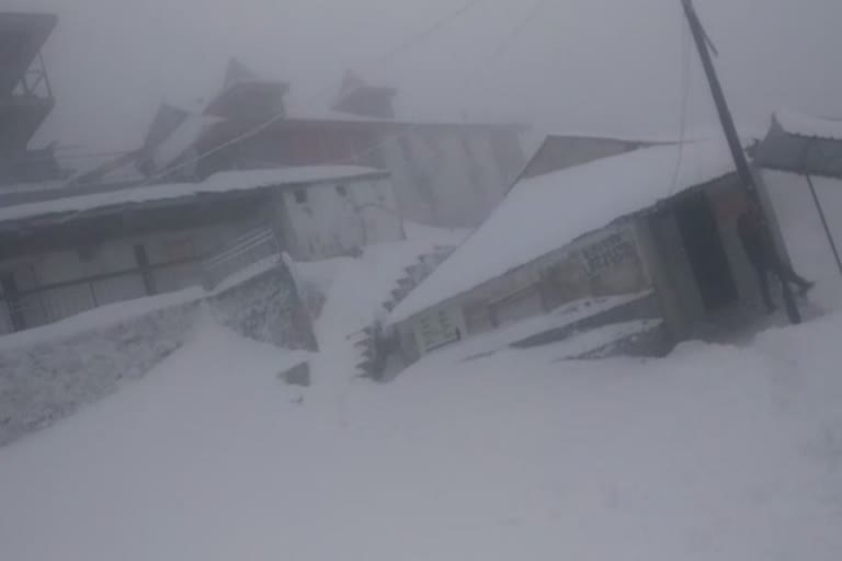 Devotees reach Chudrhar in snowfall