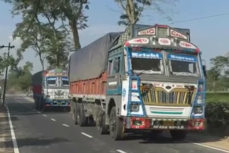 Illegal Timber Seized in Dibrugarh, Dibrugarh Truck Seized by DFO, Dibrugarh DFO news, ডিব্ৰুগড়ত ট্ৰাক জব্দ, চোৰাং কাঠভৰ্তি ট্ৰাক জব্দ, ডিব্ৰুগড় বন বিভাগৰ অভিযান, ছখন ট্ৰাক জব্দ ডিব্ৰুগড়ত