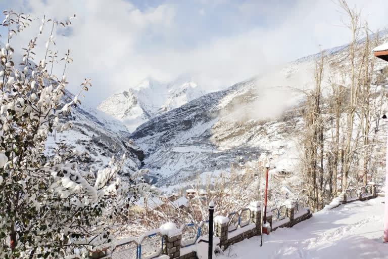 Snowfall in higher reaches of HP