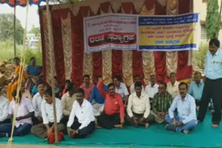 Lecturers protest against various demands in Chitradurga